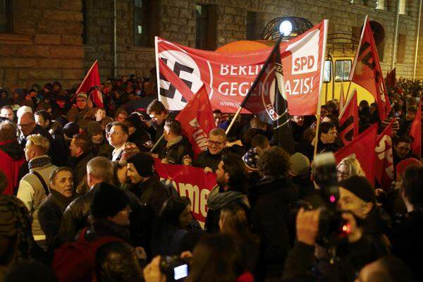 In Berlin zogen etwa 5000 Pegida-Gegner in Richtung Brandenburger Tor. Fahnen von SPD, Linken und Gewerkschaften waren zu sehen.
