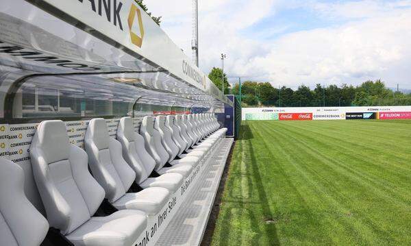 Trainerbänke am Trainingsplatz in der Sportzone Rungg