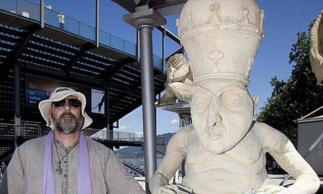 Nackte PapstSkulptur machte Bregenz