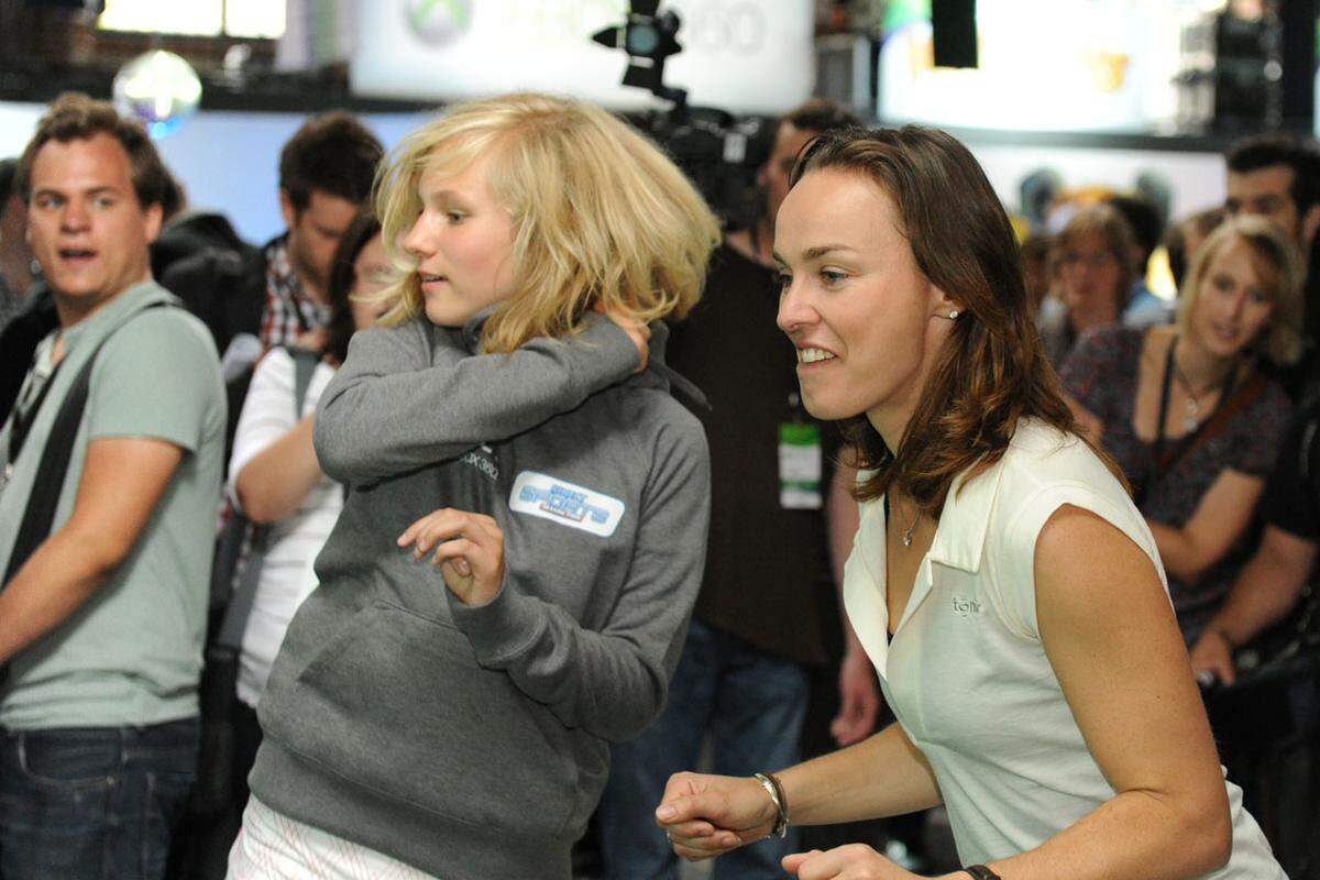 Ex-Tennisprofi Martina Hingis versuchte Stimmung für "Kinect Sports: Season Two" zu machen. Sie erduldete das Blitz-Dauerfeuer mit Fassung und konnte nebenbei noch einige Partien im virtuellen Tennis gewinnen.