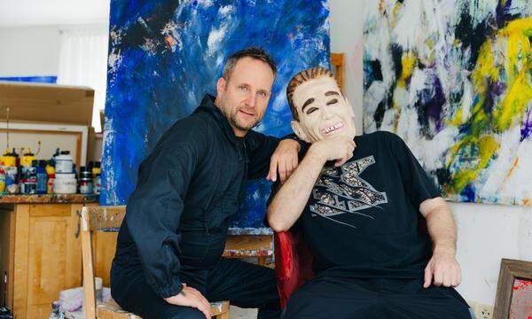 Matthias Strolz (l.) und Künstler Kurt Razelli im Atelier, in dem Strolz „Untermieter“ ist. Am Freitag erscheint das neue Album des Duos.