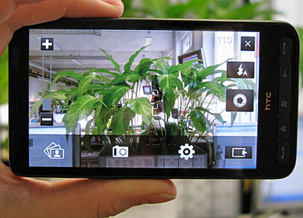 Die Kamera fotografiert mit fünf Megapixel und hat - für HTC nicht selbstverständlich - einen Doppel-LED-Blitz. Die Aufnahmen werden deutlich besser, als mit früheren HTC-Geräten, aber Software-seitig besteht noch immer ein wenig Aufholbedarf. Vor allem der Zoom ist schwer zu bedienen, da der Schieberegler erst aufgerufen werden muss und dann auf der linken Bildschirmseite erscheint. Insgesamt ist die Kamerapplikation ein wenig träge und somit für spontane Party-Schnappschüsse ungeeignet.