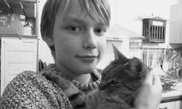 Wendelin mit einer der acht Familienkatzen. Sein ganz persönlicher Liebling ist aber Hündin Dota.