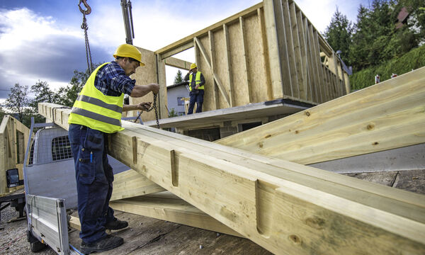 Vorgefertigte (Holz-)Module verkürzen die Bauzeit, senken die Herstellungskosten und vermindern die Emissionen.