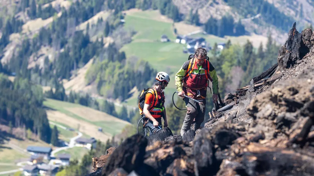 Feuerwehr-rufen-Nicht-wegen-einem-Zentimeter-Wasser-im-Keller-premium-