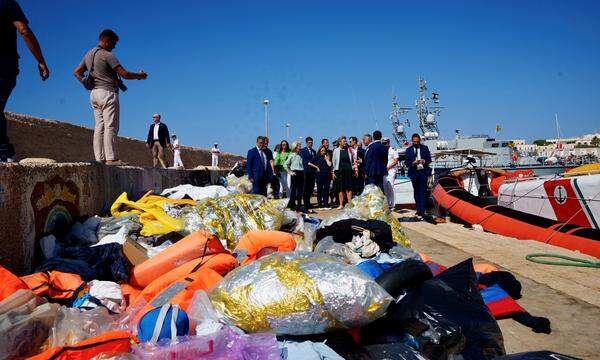 EU zeigt Präsenz: Italiens Premierministerin, Meloni, und EU-Kommissionschefin von der Leyen besuchen den Hafen von Lampedusa, wo zuletzt Tausende Geflüchtete strandeten. 