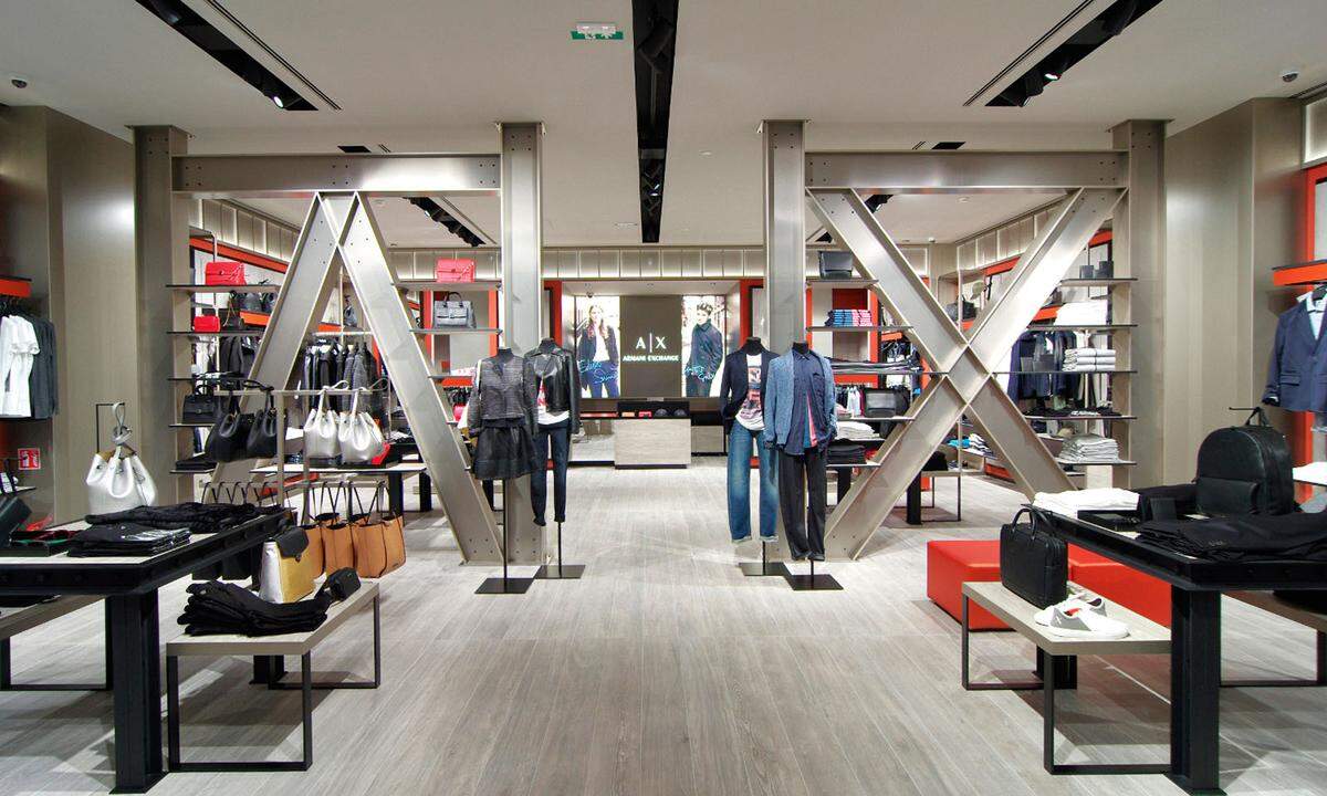 Armani Exchange. Bereits Ende des vergangenen Jahres eröffnete der erste Store der Marke in Wien. Das Geschäft bietet Damen- und Herrenmode sowie Accessoires für ein jugendliches Publikum. Im Donauzentrum, Wagramer ­Straße 81, 1220 Wien.