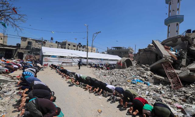 Palästinenser beim Freitaggebet neben der zerstörten al-Faruq-Moschee in Rafah im Süden des Gazastreifens. 