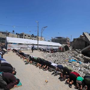 Palästinenser beim Freitaggebet neben der zerstörten al-Faruq-Moschee in Rafah im Süden des Gazastreifens. 