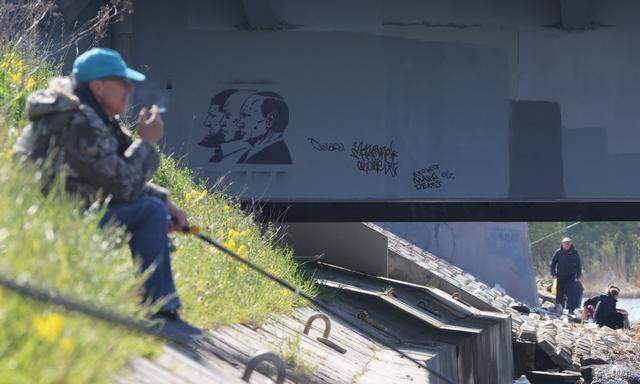 Ein Bild aus St. Petersburg. Das Graffiti des russischen Künstlers Alexey Chischow zeigt Kadyrow, Prigoshin und Putin.