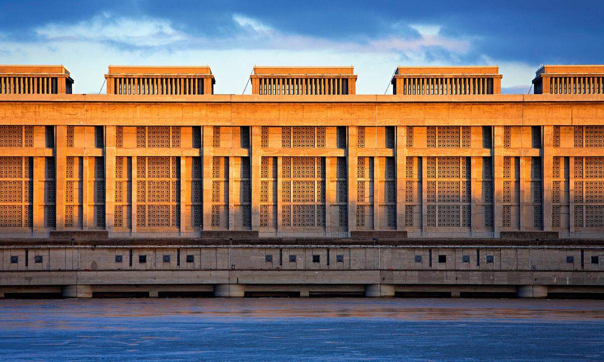 Eines der letzten gigantischen Projekte Nachkriegs-Frankreichs ist das Wasserkraftwerk Bollène bei Orange im Département Vaucluse: 1952 wurde es in Betrieb genommen, es ist für die Öffentlichkeit geöffnet. Dabei handelt es sich nicht nur um ein technisches Meisterwerk an der Rhone – mit einem Damm, einem Wasserkraftwerk und der damals weltgrößten Schleuse, sondern auch ein Beispiel besonderer Industriearchitektur. Hinter einer Art-déco-artigen Fassade verbirgt sich eine riesige Turbinenhalle, die man aus der Vogelperspektive bewundern kann. Die Anlage ist nach wie vor in Betrieb, sie erzeugt zwei Milliarden kWh/Jahr, umgerechnet eine Jahresversorgung von 815.000 Haushalten. In einer zweistündigen Führung über das ganze Gelände bekommt der Besucher einen nachhaltigen Eindruck von der Erzeugung von Öko-Strom. Das Gebäude gehört übrigens zu den „Monuments historiques", den historischen Denkmälern.  www.lescircuitsdelenergie.fr