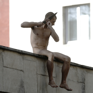 Aktion „Abtrennung“ 2014: Pawlenski schnitt sich auf dem Dach einer Psychiatrie ein Ohrläppchen ab.