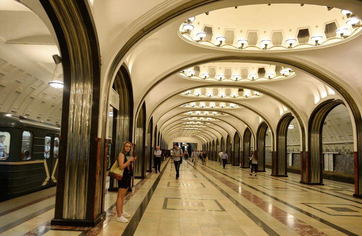 Die Station Majakowski wurde im Jahr 1938 eröffnet. Hier laufen nicht nur täglich tausende Menschen aneinander vorbei, hier begegnen sich auch Trivial-Gotik und Art déco.  