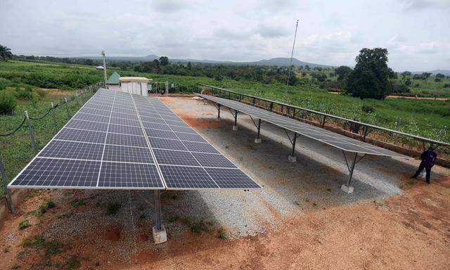 Eine Hybrid-Minigitterstation in Nigeria, die überwiegend mit Solarenergie betrieben wird.