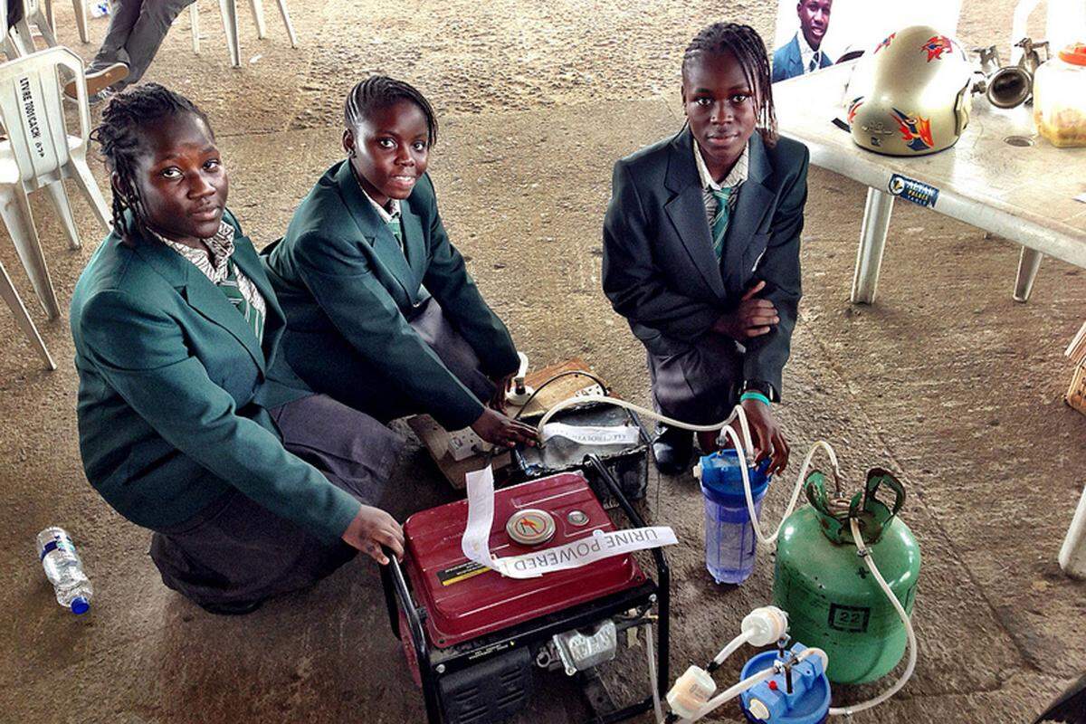 Vier Mädchen aus Afrika ist es gelungen einen Generator zu bauen, der durch Urin angetrieben wird. Mit einem Liter Urin kann man mit diesem Generator sechs Stunden lang eine Glühbirne zum Leuchten bringen.