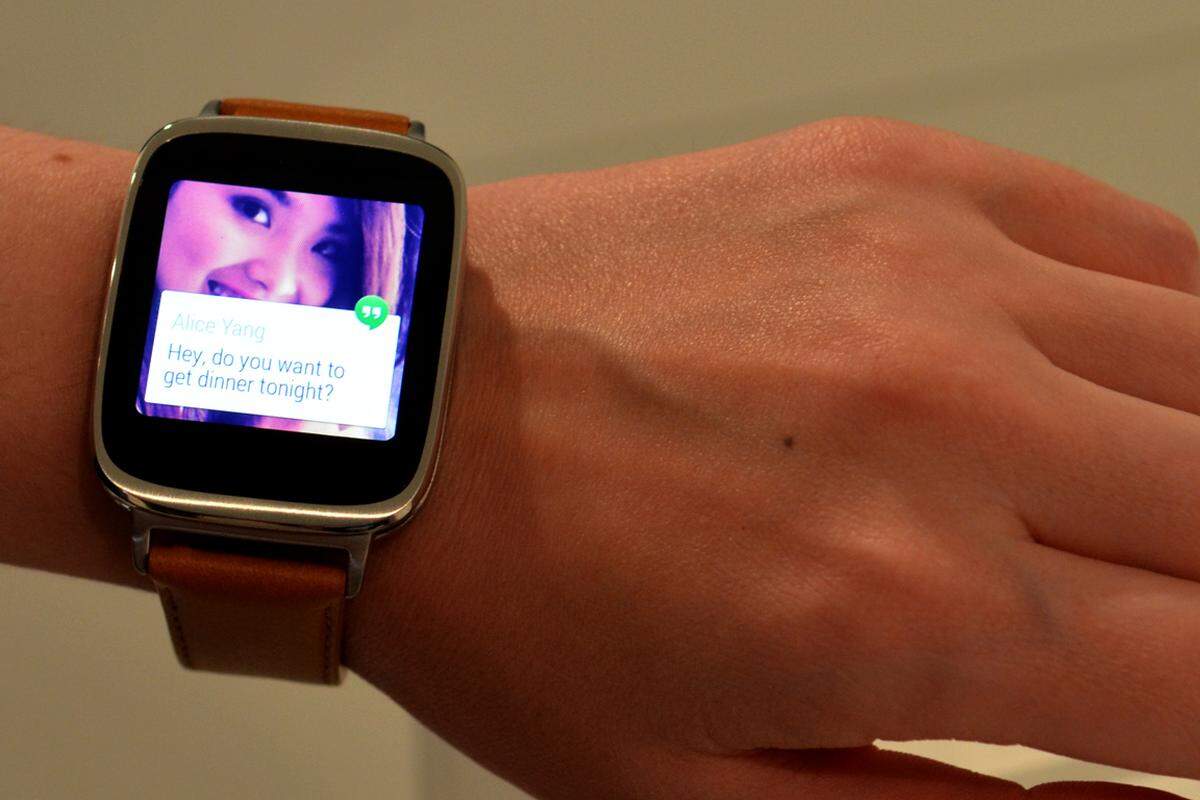 Asus hat allerdings selbst Hand angelegt und Android Wear um einige Funktionen erweitert. Nicht zu tiefgreifend, denn Google wünscht keine Änderungen an diesem Betriebssystem. Vielleicht ist auch das der Grund, warum Medien die Asus-Version noch nicht fotografieren dürfen: Das Okay von Google ist noch ausständig.