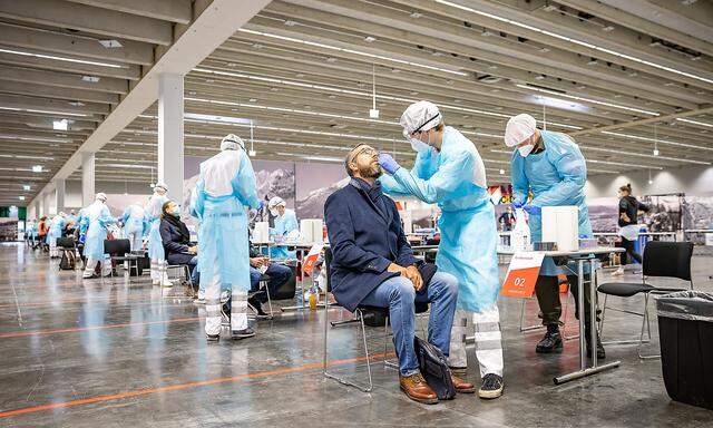 Ein Bild vom Beginn der Massentests in der Messe Innsbruck am Freitag.