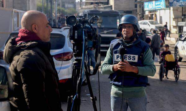 Ein Journalist in der südlichen Stadt Rafah im Gazastreifen.