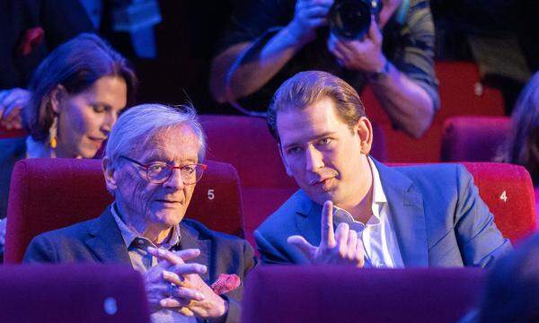 Ex-ÖVP- und Kanzler Wolfgang Schüssel und Ex-ÖVP-Kanzler Sebastian Kurz saßen nebeneinander bei der Premiere von ‚Kurz - Der Film‘.