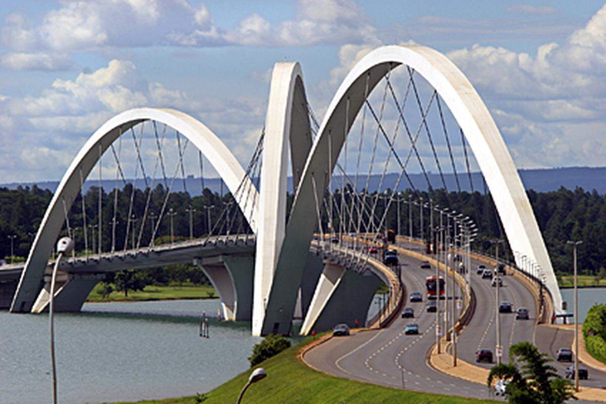 Mit der Gestaltung der Regierungsbauten in Brasilia prägte Niemeyer 1960 den modernen Stil der brasilianischen Retortenhauptstadt - elegante Betonkonstruktionen, die der Schwerkraft zu trotzen scheinen.