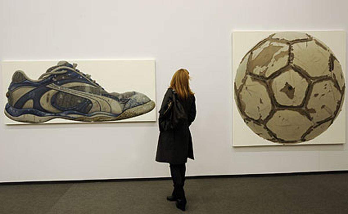Die Charim Galerie konfrontiert Werke der Medienkünstlerin und Filmemacherin Valie Export mit den dynamischen Leinwänden der jungen Dresdner Malerin Franziska Klotz.  Im Bild: Die Gemälde "shoe" und "ball" von Rene Wirths