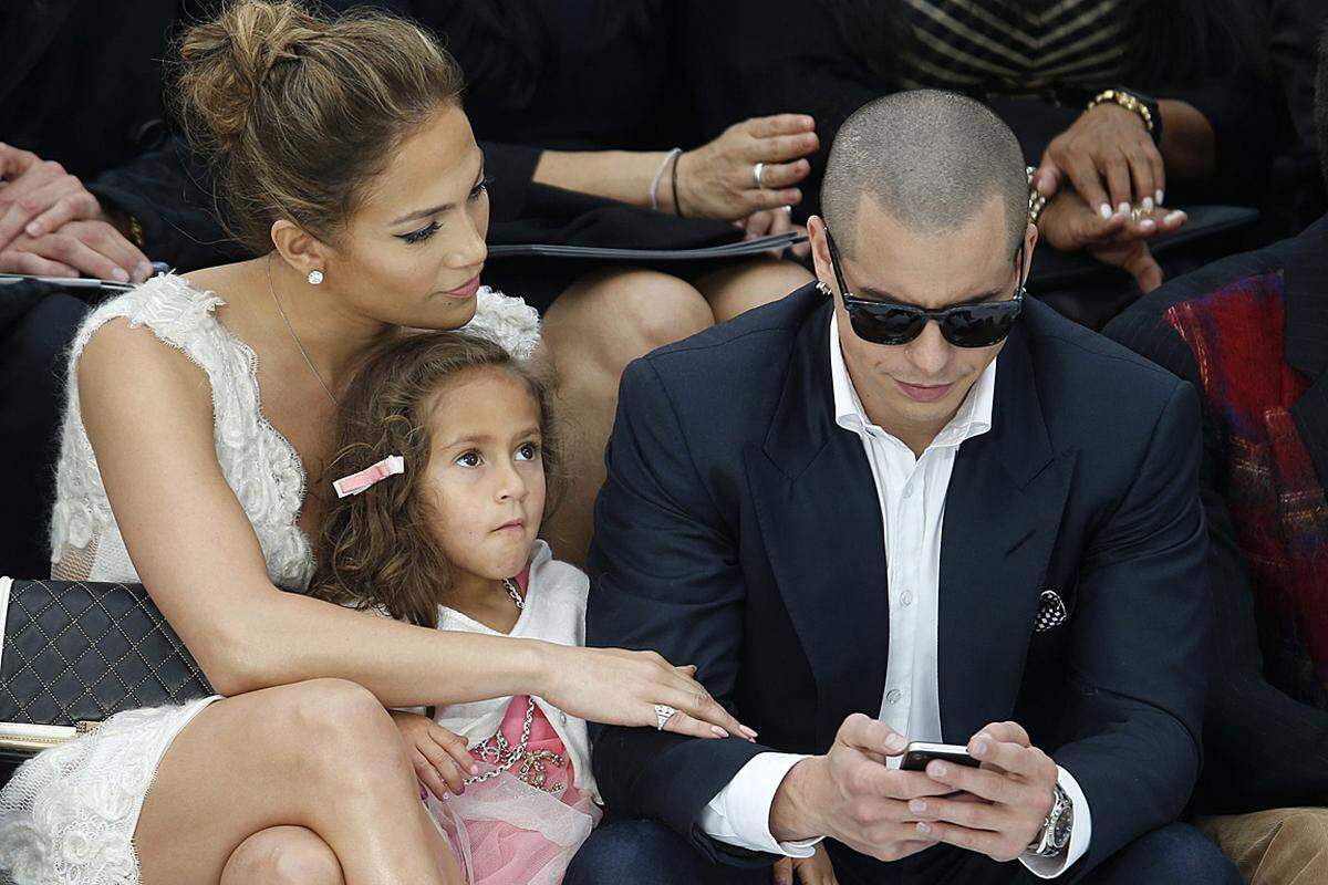 ... Jennifer Lopez (im Bild mit Tochter Emme und Freund Casper Smart) und ...