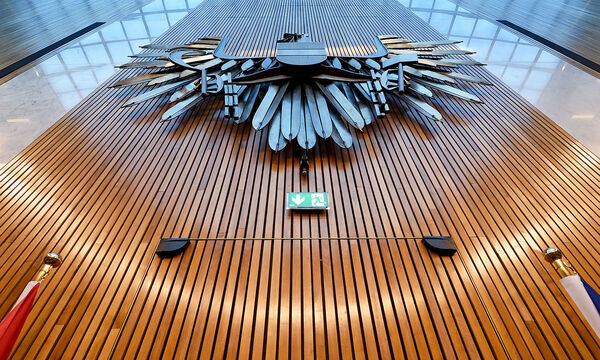 Der Bundesadler wird auch im renovierten Nationalratssitzungssaal wieder einiges zu hören und sehen bekommen. 