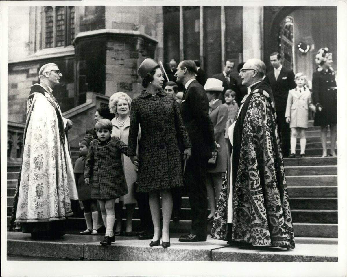 Ja, der Morgengottesdienst am 25. Dezember ist ein Pflichttermin. Besucht wird die Messe in der St. Mary Magadelene Kirche in Sandringham, die schon von der Ur-Ur-Urgroßmutter der Queen, Queen Victoria, besucht wurde.