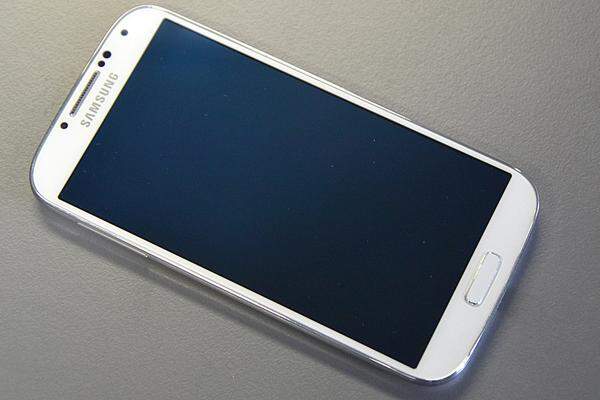 In den USA ist das Galaxy S4 häufig für seine "billige" Kunststoff-Hülle kritisiert worden. Unser Testgerät hat jedenfalls keinen solchen Eindruck hinterlassen. Die Verarbeitung ist gut, nichts wackelt oder biegt sich unter Druck.> Zum ausführlichen TestberichtBilder und Text: Sara Gross