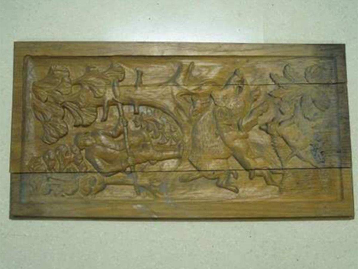 Auch mehrere Kunstgegenstände wurden sichergestellt. Dieses Holzbild stellt eine Wildschweinjagd dar. (Größe 33 cm x 63 cm, auf der Rückseite eine Widmung - „Herzliche Glückwünsche zum Geburtstag, deine Jagdfreunde Wilhelm und Werner, 1980“).