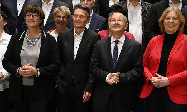 Saskia Esken ist SPD-Parteivorsitzende, Rolf Muetzenich bleibt Fraktionsvorsitzender, Olaf Scholz wird wohl Bundeskanzler und Baerbel Bas soll nun Bundestagspräsidentin werden.