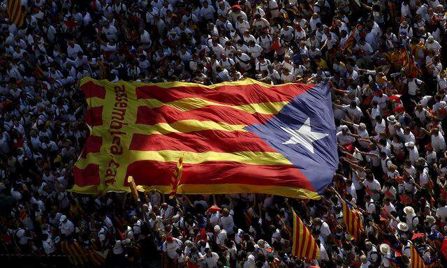 Katalonische Riesenflagge bei einer Großdemo in Barcelona