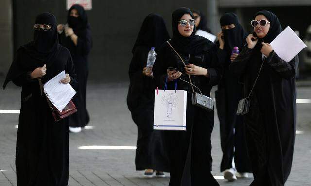 Frauen in Saudiarabien. Derzeit dürfen sie nur mit Einwilligung eines männlichen Familienmitglieds ins Ausland reisen.