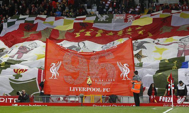 Gedenkbanner der Liverpool-Fans für die Todesopfer