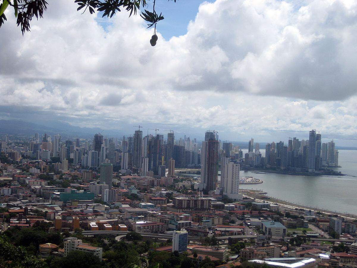 So sieht man Panama City (ein knappes Viertel der Panamesen wohnen in der Stadt) vom Mirador am Rande der Stadt. Dieser Aussichtspunkt bietet Blicke auf das urbane Zentrum, die Altstadt Casco Viejo …