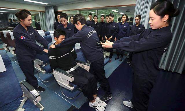 Koreanische Stewardessen bei einer Schulung.
