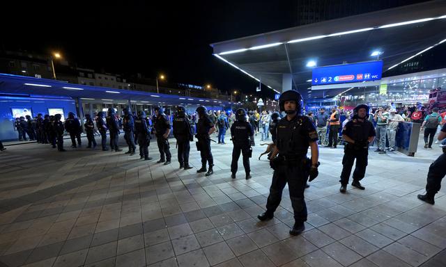Viele Polizisten waren beim Achtelfinale Österreich - Türkei am Hauptbahnhof im Einsatz.