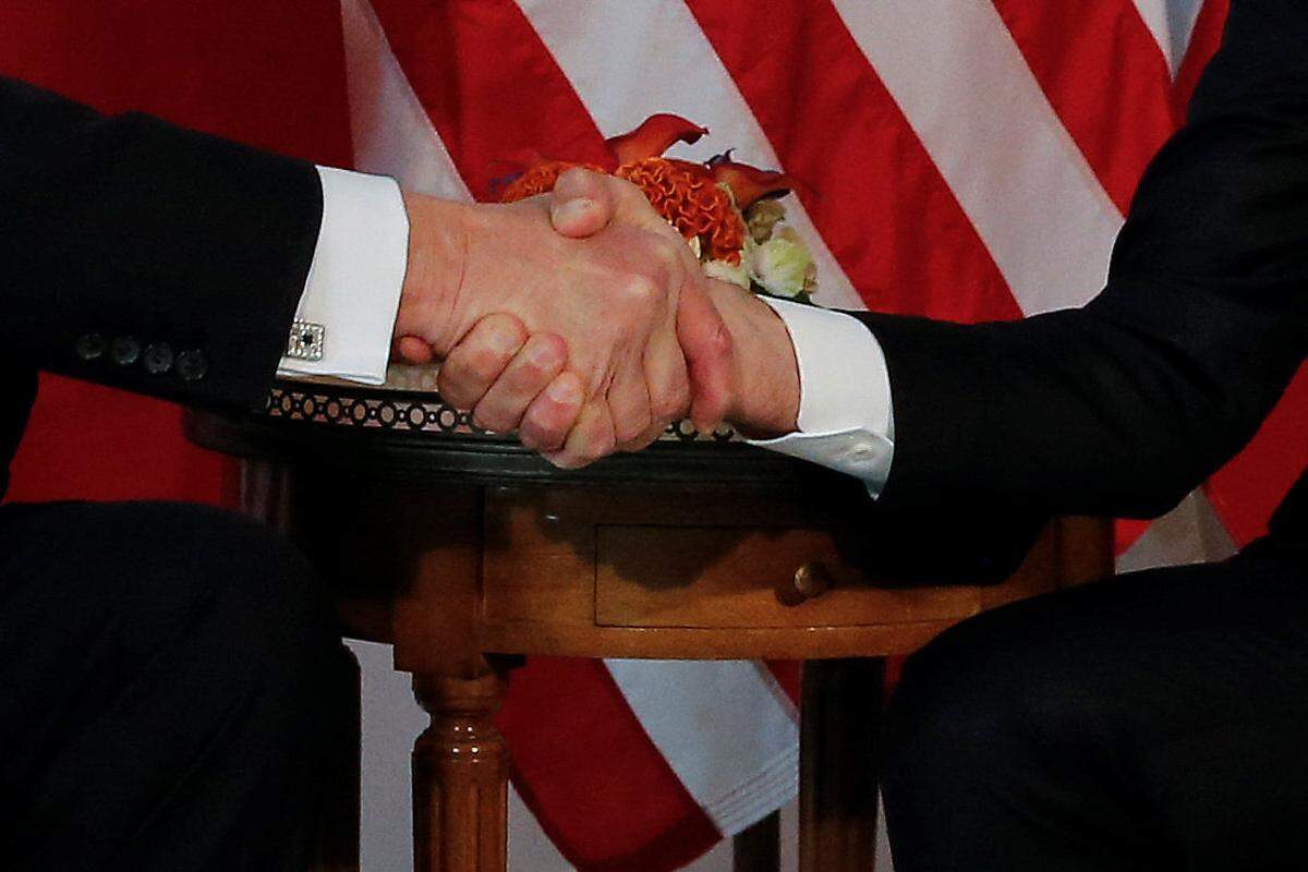 Während die beiden Neo-Präsidenten - Trump ist seit Jänner im Amt, Macron seit Mitte Mai - sich zum ersten Mal austauschten (über das Pariser Klimaabkommen zum Beispiel), waren die Kameralinsen auf eine Sache fokussiert: den Handshake zwischen den zwei Politikern.