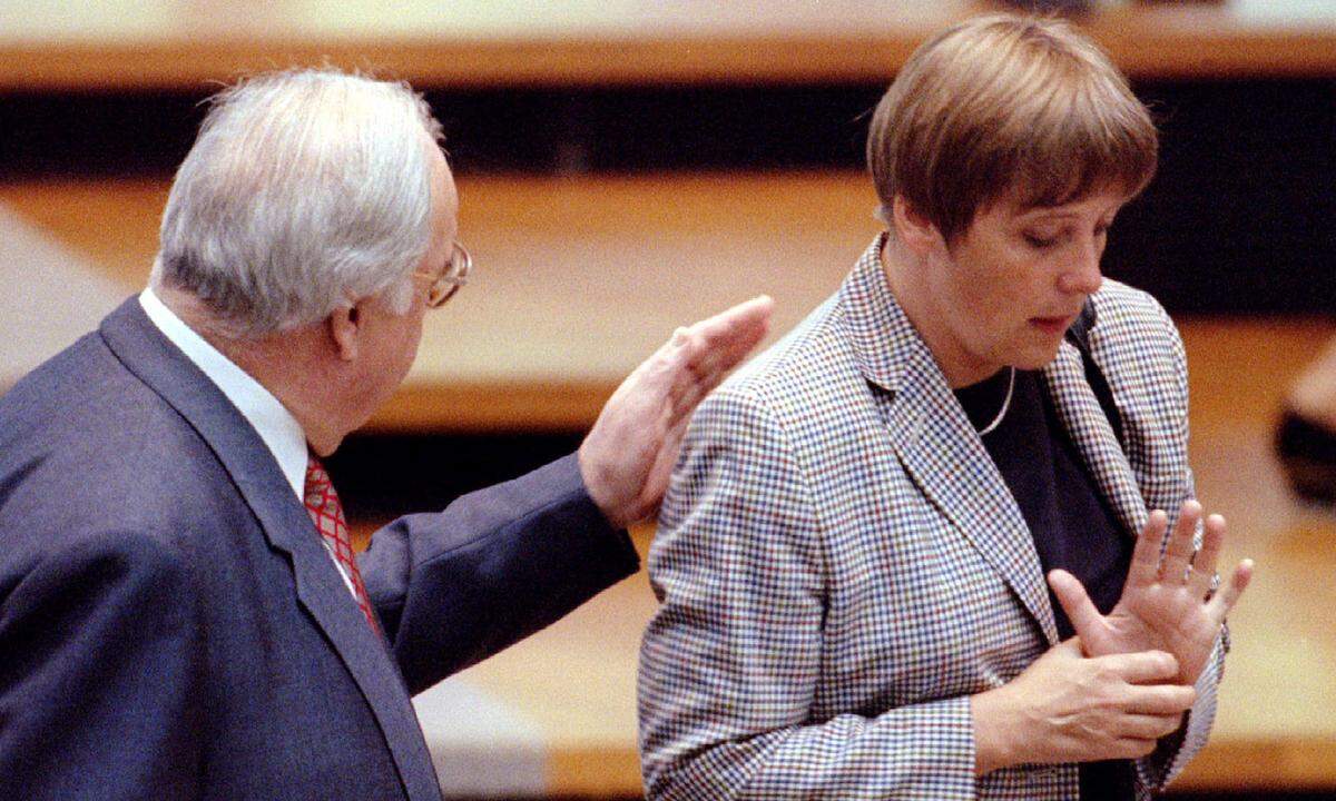 Die heutige CDU-Chefin und Bundeskanzlerin Angela Merkel - von Kohl auch gerne als "mein Mädchen" tituliert - leitete 1999 als Generalsekretärin die Abnabelung der Partei von Kohl als Führungsperson ein.