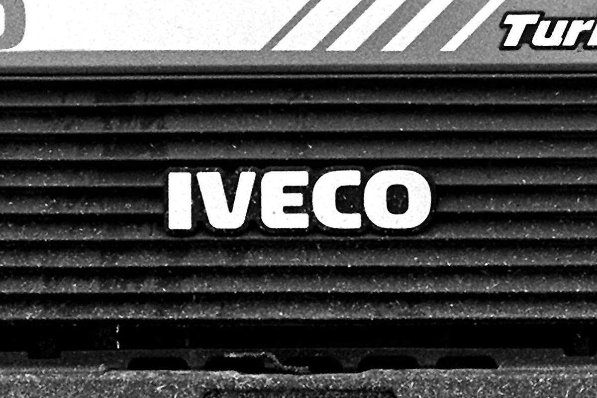 Dass die Italiener simple Abkürzungen mögen, zeigt sich auch bei dem mehrheitlich zu Fiat gehörendem Lkw-Hersteller Iveco. Der Name steht schlicht für "Industrial Vehicles Corporation."