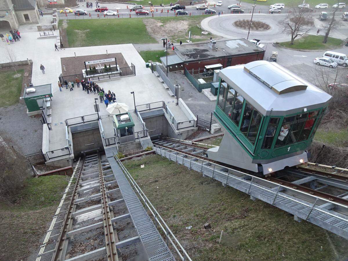 Von der erhöhten Stadtebene fährt seit 1966 eine Standseilbahn unermüdlich auf und ab, die knapp 60 Meter kurze „Falls Incline Railway“, die zu den langsamsten der Welt gehören soll …