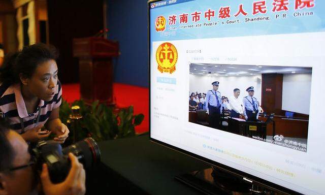 Chinas gestürzter Politstar Bo Xilai vor Gericht