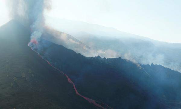 Die Lava hatte auf ihrem unaufhaltsamen Weg Richtung Meer zuvor bereits Bananenplantagen und große Gewächshäuser nahe der Küste zerstörte. Deren Plastikplanen und dort gelagerter Kunstdünger fingen Feuer.