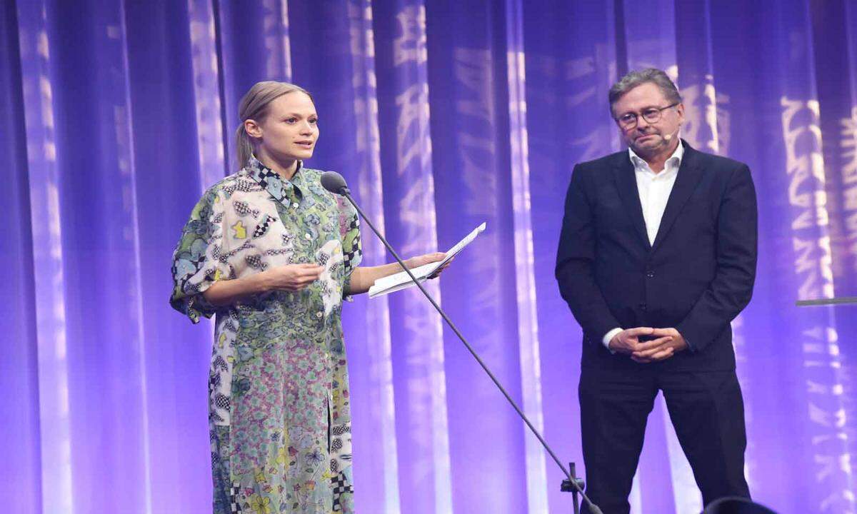 Burgschauspielerin Mavie Hörbiger bedankte sich mit einer eindrucksvollen Rede für die Auszeichnung in der Kategorie Kulturerbe, die ORF-Generaldirektor Alexander Wrabetz überreicht hatte.