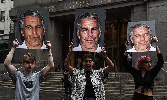 Wollte Epstein Klagen von möglichen Opfern erschweren? Für diese gingen Demonstranten vor dem New Yorker Gefängnis auf die Straße