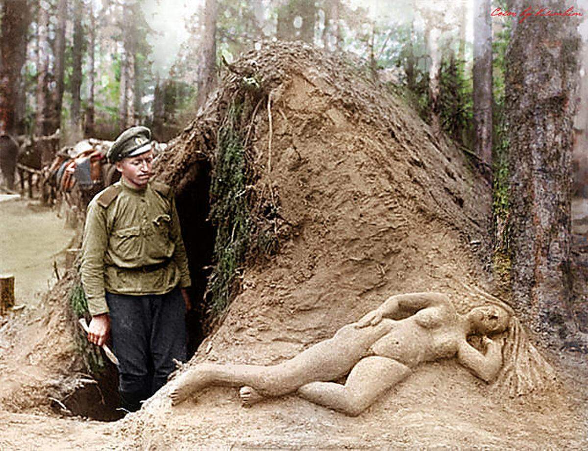 "Ich mag es, ein seltenes Bild zu finden, und wenn es dabei von guter Qualität ist, ist es eine echte Freude für mich", sagt Shirnina. Bild: Ein russischer Späher namens Alekseev neben seiner Skulptur aus nassem Sand, Erster Weltkrieg 