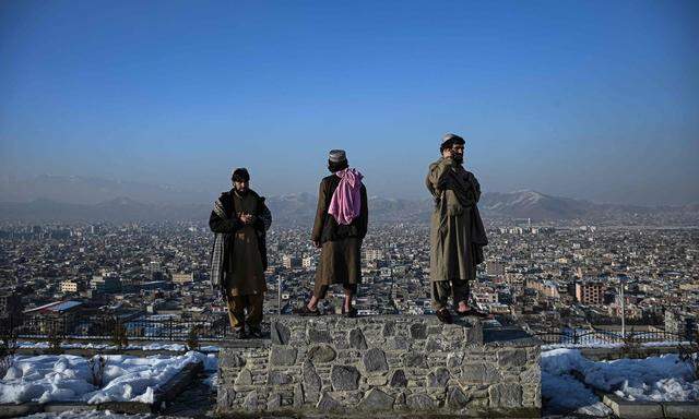 Archivbild von Mitgliedern der Taliban in Kabul. Seit deren Machtübernahme im August 2021 gab es in Afghanistan mehrfach Anschläge, die die Terrormiliz Islamischer Staat (IS) für sich reklamierte.
