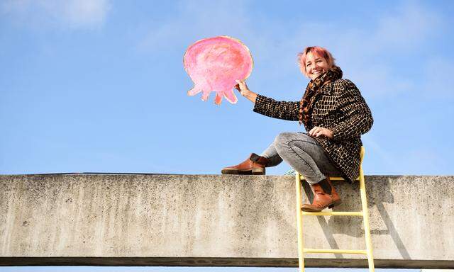 Barbara Anna Husar am Dach ihres Ateliers, wo auch die Idee zu ihrem Heißluftballon entstand.  