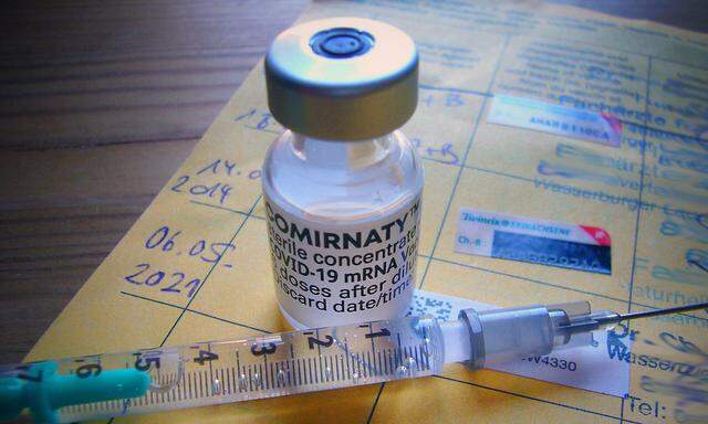 Themenbild / Symbolfoto:Corona Schutzimpfung mit dem Vakzin Comirnaty des Herstellers BioNTech Pfizer und eine Impfspri