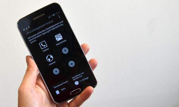 Der Akku ist meist die größte Schwachstelle dünner Smartphones mit großen Displays. Hier versucht Samsung mit einem 2800-mAh-Akku gegenzusteuern, der im Test bei durchschnittlicher Nutzung fast zwei Tage durchhielt. Ein spezieller Modus verlängert die Laufzeit und lässt das Herz jener höher schlagen, die sich noch wehmütig an die Tage ihres alten Nokia-Handys mit einer Akkulaufzeit von einer Woche erinnern. Bei Samsung wird das Display schwarz-weiß und die Funktionen sind auf Telefon, SMS und (langsames) Internet beschränkt. Wie lange der Akku in diesem Modus noch hält, ist direkt am Startbildschirm abzulesen. Bei einem Ladestand von 10 Prozent sind es immerhin 24 Stunden. Bei voller Ladung hält der "Ultra Power Saving Mode" länger als eine Woche.